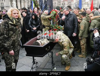 10 mars 2023, Kiev, Ukraine: (NOTE DE LA RÉDACTION: L'image dépeint la mort).les gens paient leur respect autour du cercueil avec le corps du soldat ukrainien Dmytro Kotsiubalio connu sous le nom de 'Da Vinci' lors de la cérémonie funéraire sur la place de l'indépendance, au centre de Kiev. Dmytro Kotsiubalio, 27 ans, commandant du bataillon 'Da Vinci Wolves' a été mortellement blessé dans les batailles près de Bakhmut. En 2021, le président ukrainien Volodymyr Zelensky a décerné le titre de héros de l'Ukraine au volontaire, le commandant d'une compagnie d'assaut, Dmytro Kotsiubalio. (Credit image: © Sergei Chuzavkov/SOPA Images via ZUMA Banque D'Images