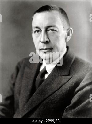 1921 : le compositeur et pianiste russe SERGEI RACHMANINOFF ( Sergej Vasill'evic Rahmaninov - Sergej Vasilyevitch Rachmaninov ) (Vélikij Novgorod, Russie 1873 – Beverly Hills, Etats-Unis 1943 ) . Il a eu un grand succès avec l'Opéra ALEKO , quatre concertos pour piano et beaucoup d'autres œuvres . Il était l'un des plus grands pianiste de son temps . Photo de Kubey Rembrandt Studios , Philadelphie , Pennsilvania - PIANISTA - COMPOSIORE - OPERA LIRICA - CLASSICA - CLASSIQUE - PORTRAIT - RITRATTO - MUSICISTA - MUSICA - CRAVATTA - TIE - - - ARCHIVIO GBB Banque D'Images