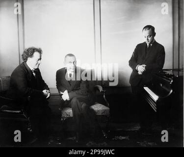 1920 CA , New York , Etats-Unis : le compositeur et pianiste russe SERGEI RACHMANINOFF ( Sergej Vasill'Rahmaninov - Sergej Vasilyevitch Rachmaninov ) (Velikij Novgorod, Russie 1873 – Beverly Hills, Etats-Unis 1943 ), dans cette photo avec (à gauche) Willem Mengelberg et evic ( 1871 - 1951 ) ( À droite ) Mischa Levitzki ( 1898 - 1941 ) . Rachmaninoff a eu un grand succès avec l'Opéra ALEKO , quatre concertos pour piano et beaucoup d'autres œuvres . Il était l'un des plus grands pianiste de son temps . Photographie de bain , New York - PIANISTA - COMPOSITIORE - OPERA LIRICA - CLASSICA - CLASSIQUE - PORTRAIT - RITRATTO - MUSICIS Banque D'Images