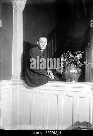 1921 , New York , Etats-Unis : le compositeur et pianiste russe SERGEI RACHMANINOFF ( Sergej Vasill'evic Rahmaninov - Sergej Vasilyevitch Rachmaninov ) (Velikij Novgorod, Russie 1873 – Beverly Hills, Etats-Unis 1943 ) . Il a eu un grand succès avec l'Opéra ALEKO , quatre concertos pour piano et beaucoup d'autres œuvres . Il était l'un des plus grands pianiste de son temps . Photographie de bain , New York - PIANISTA - COMPOSITORE - OPERA LIRICA - CLASSICA - CLASSIQUE - PORTRAIT - RITRATTO - MUSICISTA - MUSICA - CRAVATTA - TIE - - - ARCHIVIO GBB Banque D'Images