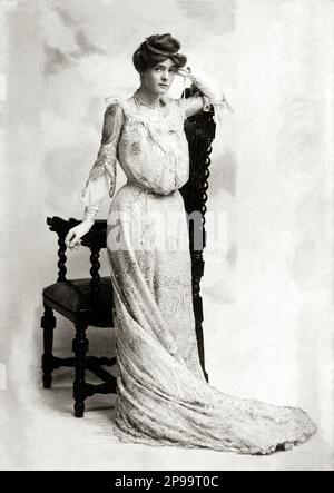 1910's c, USA : l'actrice silencieuse d'écran MABEL TALIAFERRO ( New York 1887 - Honolulu 1979 ) dans une pubblicity encore . Scène américaine, et une actrice silencieuse d'écran, connue sous le nom de Sweetheart de films américains. Taliaferro est originaire d'une des premières familles qui s'est installée en Virginie au 17th siècle, les Taliaferros, dont les origines sont à retracer dans le nord de l'Italie . En 1912, elle est apparue dans la version de film Selig Studios de Cendrillon, et elle continue à jouer dans des films à sa retraite en 1921 . En 1940, elle est apparue dans sa dernière photo, mon amour est venu . Taliaferro était une sis Banque D'Images