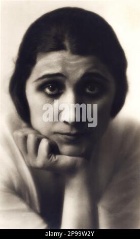 1920 CA ., Italie : l'actrice italienne VERA VERGANI ( Milano 1895 - Procida 1989 ). Une des comédies préférées de Luigi Pirandello et Gabriele d'Annunzio . Photo portrait par Vettori , Bologne - atrice - TEATRO - THEATRE - DIVA - DIVINA - VAMP - CINÉMA MUTO - FILM SILENCIEUX --- Archivio GBB Banque D'Images