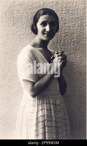 1920 CA ., Italie : l'actrice italienne VERA VERGANI ( Milano 1895 - Procida 1989 ). Une des comédies préférées de Luigi Pirandello et Gabriele d'Annunzio . Photo portrait par Vettori , Bologne - atrice - TEATRO - THEATRE - DIVA - DIVINA - VAMP - CINÉMA MUTO - FILM SILENCIEUX - sourire - sorriso --- Archivio GBB Banque D'Images