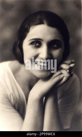 1920 CA ., Italie : l'actrice italienne VERA VERGANI ( Milano 1895 - Procida 1989 ). Une des comédies préférées de Luigi Pirandello et Gabriele d'Annunzio . Photo portrait par Vettori , Bologne - atrice - TEATRO - THEATRE - DIVA - DIVINA - VAMP - CINÉMA MUTO - FILM SILENCIEUX - sourire - sorriso --- Archivio GBB Banque D'Images