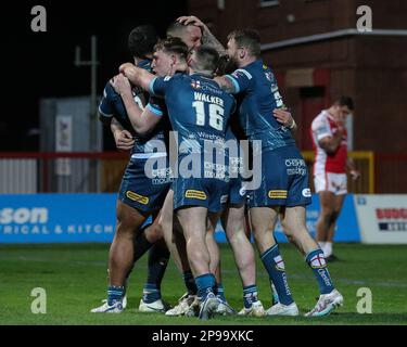 Paul Vaughan #10 de Warrington Wolves fête son essai et fait le score 10-16 dans la deuxième moitié du match de Betfred Super League Round 4 Hull KR vs Warrington Wolves au Sewell Group Craven Park, Kingston upon Hull, Royaume-Uni, 10th mars 2023 (photo de James Heaton/News Images) Banque D'Images