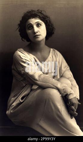 1920 ca ., Italie : l'actrice italienne VERA VERGANI ( Milano 1895 - Procida 1989 ) dans un film silencieux pubblicity encore. Une des comédies préférées de Luigi Pirandello et Gabriele d'Annunzio - atrice - TEATRO - THEATRE - DIVA - DIVINA - VAMP - CINÉMA MUTO - FILM --- Archivio GBB Banque D'Images