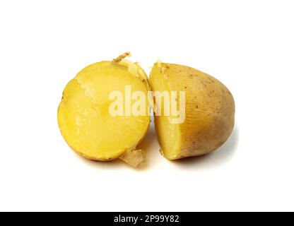 Pomme de terre bouillie moitié dans la peau légumes entiers non pelés isolés, ingrédients diététiques pomme de terre bouillie sur fond blanc Banque D'Images