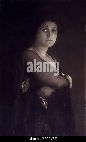 1920 CA ., Italie : l'actrice italienne VERA VERGANI ( Milano 1895 - Procida 1989 ). Une des comédies préférées de Luigi Pirandello et Gabriele d'Annunzio - atrice - TEATRO - THEATRE - DIVA - DIVINA - VAMP - CINÉMA MUTO - FILM SILENCIEUX --- Archivio GBB Banque D'Images