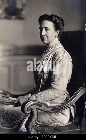 1915 : Reine VICTORIA de SUÈDE ( 1862 - 1930 ), princesse née de BADEN , mariée avec le roi GUSTAF V de SUÈDE BERNADOTTE ( 1858 - 1950 ) . Son père était le Grand-Duc Friedrich I de Baden ( fils de la princesse Sophie de Suède ) et la princesse Louise de Prusse ( seule fille de Guillaume I d'Allemagne et Augusta de Saxe-Weimar ) - REGINA - RE - NOBLESSE - Nobiltà - REALI - ROYALTIES - portrait - ritratto - perle - collier perles - collana di perle - perla - Maison de BERNADOTTE - SVEZIA - NORVEGIA - royalties - nobili - nobiltà - FAMILIA REALE - FAMILLE - Gustaf - Gustavo - Gustav - Regina Vittoria Banque D'Images