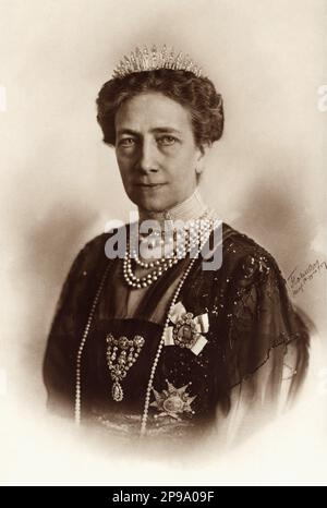 1920 : Reine VICTORIA de SUÈDE ( 1862 - 1930 ), princesse née de BADEN , mariée avec le roi GUSTAF V de SUÈDE BERNADOTTE ( 1858 - 1950 ) . Son père était le Grand-Duc Friedrich I de Baden ( fils de la princesse Sophie de Suède ) et la princesse Louise de Prusse ( seule fille de Guillaume I d'Allemagne et Augusta de Saxe-Weimar ) - REGINA - RE - NOBLESSE - Nogiltà - REALI - ROYALTIES - portrait - ritratto - collier - collana - Maison de BERNADOTTE - SVEZIA - NORVEGIA - royalties - nobili - nobiltà - FAMIGLIA REALE - FAMILLE - Gustaf - Gustavo - Gustav - Regina Vittoria di Svezia - chignon - coll Banque D'Images