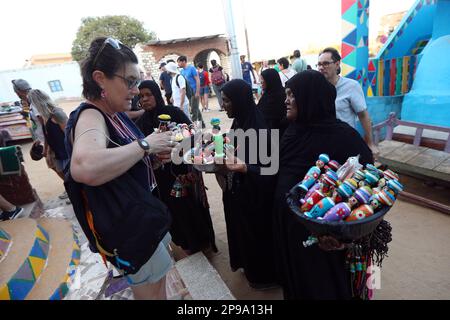 Assouan, Égypte. 10th mars 2023. Un touriste achète des souvenirs lors d'une visite du village nubien de Gharb Soheil à Assouan, en Égypte, sur 9 mars 2023. Le nombre de touristes en Egypte a chuté à environ 3,7 millions en 2020 en raison de la pandémie COVID-19, après qu'il ait connu un boom en 2019 avec plus de 13 millions de visiteurs dans le pays d'Afrique du Nord, selon les données officielles. Il s'est progressivement rétabli à environ 8 millions en 2021 et a encore prospéré tout au long de 2022, pour atteindre des chiffres proches de ceux d'avant la pandémie. Credit: Ahmed Gomaa/Xinhua/Alamy Live News Banque D'Images