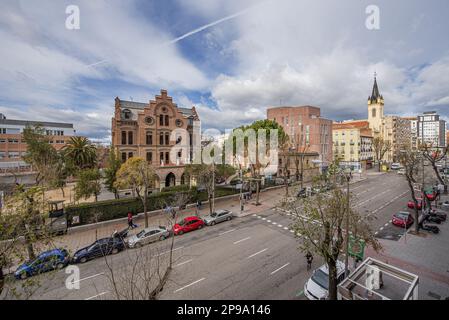 Bâtiments sur la rue Bravo Murillo à Madrid, lors d'une journée de ciel nuageux Banque D'Images