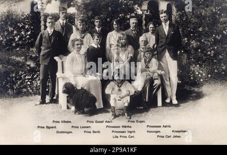 1922, 7 août , Stockholm , Suède : l'anniversaire 60th de la reine VICTORIA de SUÈDE ( 1862 - 1930 ), princesse née Viktoria de BADEN , mariée avec le roi Gustaf V de Suède BERNADOTTE ( 1858 - 1950 ) Avec elle dans cette photo prise dans le style Capri Villa buit pour les vacances d'été en Suède . Dans cette photo avec son fils GUSTAF ADOLF ( futur roi Gustaf VI Adolf de Suède en 1950, marié avec Margareta de Grande-Bretagne mais mort en 1920 , 1882 - 1973 ) , le petit-fils prince SIGVARD de SUÈDE Duc d'Upplan ( 1907 - 2002 ) , le prince GUSTAF ADOLF (plus tard marié avec Sibylla de Banque D'Images