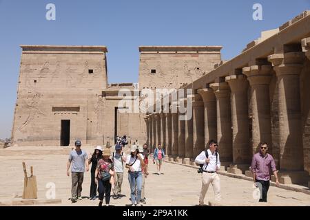 Assouan, Égypte. 10th mars 2023. Les touristes visitent le complexe du temple de Philae à Assouan, en Égypte, sur 9 mars 2023. Le nombre de touristes en Egypte a chuté à environ 3,7 millions en 2020 en raison de la pandémie COVID-19, après qu'il ait connu un boom en 2019 avec plus de 13 millions de visiteurs dans le pays d'Afrique du Nord, selon les données officielles. Il s'est progressivement rétabli à environ 8 millions en 2021 et a encore prospéré tout au long de 2022, pour atteindre des chiffres proches de ceux d'avant la pandémie. Credit: Ahmed Gomaa/Xinhua/Alamy Live News Banque D'Images