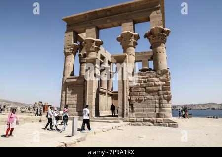 Assouan, Égypte. 10th mars 2023. Les touristes visitent le complexe du temple de Philae à Assouan, en Égypte, sur 9 mars 2023. Le nombre de touristes en Egypte a chuté à environ 3,7 millions en 2020 en raison de la pandémie COVID-19, après qu'il ait connu un boom en 2019 avec plus de 13 millions de visiteurs dans le pays d'Afrique du Nord, selon les données officielles. Il s'est progressivement rétabli à environ 8 millions en 2021 et a encore prospéré tout au long de 2022, pour atteindre des chiffres proches de ceux d'avant la pandémie. Credit: Ahmed Gomaa/Xinhua/Alamy Live News Banque D'Images