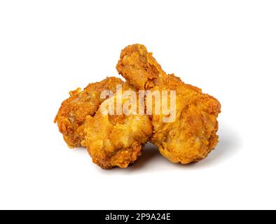 Cuisses de poulet isolées, bâtonnets de poulet panés à la frites, pilons de poulet frits sur fond blanc Banque D'Images