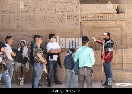 Assouan, Égypte. 10th mars 2023. Les touristes visitent le complexe du temple de Philae à Assouan, en Égypte, sur 9 mars 2023. Le nombre de touristes en Egypte a chuté à environ 3,7 millions en 2020 en raison de la pandémie COVID-19, après qu'il ait connu un boom en 2019 avec plus de 13 millions de visiteurs dans le pays d'Afrique du Nord, selon les données officielles. Il s'est progressivement rétabli à environ 8 millions en 2021 et a encore prospéré tout au long de 2022, pour atteindre des chiffres proches de ceux d'avant la pandémie. Credit: Ahmed Gomaa/Xinhua/Alamy Live News Banque D'Images