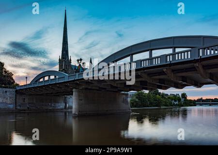 Ce que les photographes appellent Blue Hour projette une teinte sereine sur la rivière Grand à Cambridge, Ontario, Canada. Banque D'Images