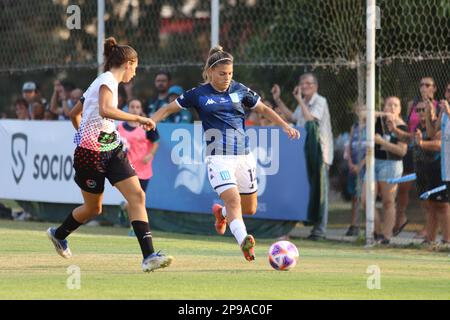 Avellaneda, Argentine, 10, mars 2023. Belen Spenig de Racing Club dribbles avec le ballon pendant le match entre Racing Club vs social Atletico Television, match 3, Professional Femenin Soccer League of Argentina 2023 (Campeonato Femenino YPF 2023). Crédit: Fabideciria. Banque D'Images