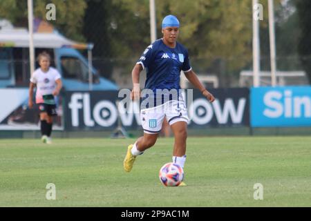 Avellaneda, Argentine, 10, mars 2023. Rocio Gomez de Racing Club dribbles avec le ballon pendant le match entre Racing Club vs social Atletico Television, match 3, Professional Femenin Soccer League of Argentina 2023 (Campeonato Femenino YPF 2023). Crédit: Fabideciria. Banque D'Images