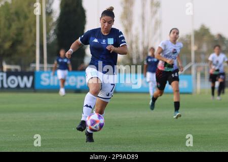 Avellaneda, Argentine, 10, mars 2023. Nazaréna Viola de Racing Club dribbles avec le ballon pendant le match entre Racing Club vs social Atletico Television, match 3, Professional Femenin Soccer League of Argentina 2023 (Campeonato Femenino YPF 2023). Crédit: Fabideciria. Banque D'Images