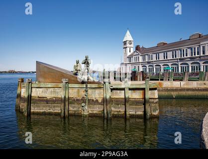 American Merchant Mariners Memorial à Battery Park. Le quai A, sur la rivière Hudson, le dernier quai en maçonnerie encore en place à New York, est en arrière-plan. Banque D'Images