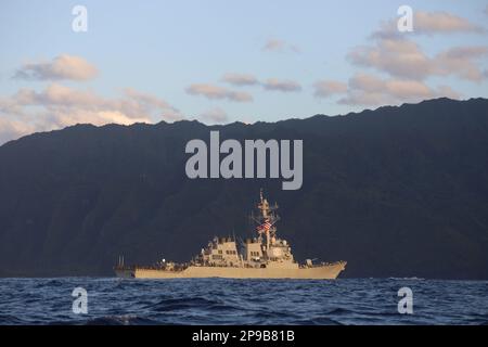 (06 mars 2023) - le destroyer guidé de la classe Arleigh Burke USS Barry (DDG 52) est en photo. L'USS Barry est en cours près de la côte de Na Pali, effectuant des opérations de routine dans l'océan Pacifique. Banque D'Images