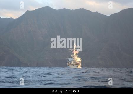 (06 mars 2023) - le destroyer guidé de la classe Arleigh Burke USS Barry (DDG 52) est en photo. L'USS Barry est en cours près de la côte de Na Pali, effectuant des opérations de routine dans l'océan Pacifique. Banque D'Images