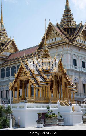 Phra Tinang Aporn Pavillon Phimok Prasat dans le Grand Palais de Bangkok. Le palais est la résidence officielle des Rois de Siam depuis 1782 Banque D'Images