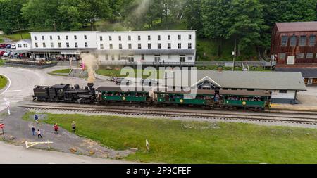 Cass, Virginie-Occidentale, 6 juin 2022 - vue aérienne d'Une locomotive de Shay se préparer à pousser les entraîneurs de passagers lors d'une visite panoramique des montagnes de Virginie-Occidentale, le jour de l'été Banque D'Images