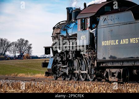 Ronks, Pennsylvanie, 28 décembre 2022 - Vue arrière rapprochée d'une locomotive à vapeur classique traversant la campagne Banque D'Images