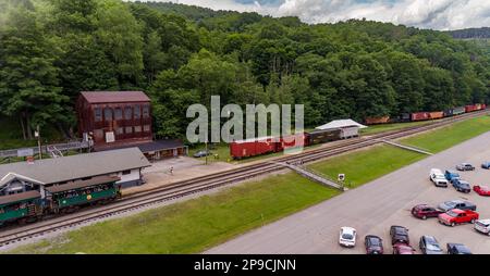 Cass, Virginie-Occidentale, 6 juin 2022 - vue aérienne d'Une locomotive de Shay se préparer à pousser les entraîneurs de passagers lors d'une visite panoramique des montagnes de Virginie-Occidentale, le jour de l'été Banque D'Images