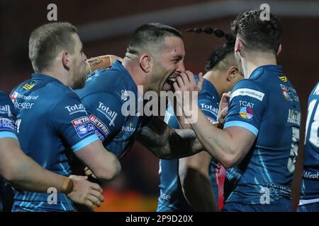 Paul Vaughan #10 de Warrington Wolves célèbre son essai avec ses coéquipiers et fait le score 10-16 dans la deuxième moitié du Betfred Super League Round 4 Match Hull KR vs Warrington Wolves au Sewell Group Craven Park, Kingston upon Hull, Royaume-Uni, 10th mars 2023 (Photo de James Heaton/News Images) Banque D'Images