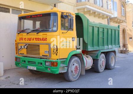 Un camion de benne d'époque ERF E10 325 se refroidissant de la chaleur méditerranéenne après une journée de travail, garé à l'extérieur d'une maison privée à Xaghra, Gozo, Malte. Banque D'Images