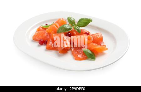 Carpaccio de saumon aux canneberges et basilic isolés sur blanc Banque D'Images
