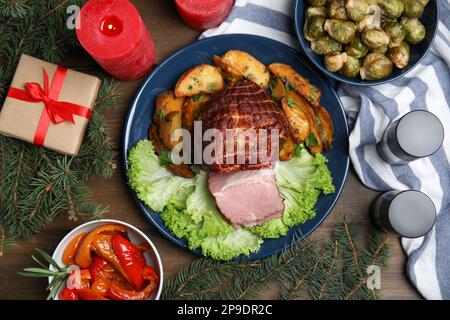 Composition de plat avec délicieux jambon et autres plats de fête sur une table en bois. Dîner de Noël Banque D'Images