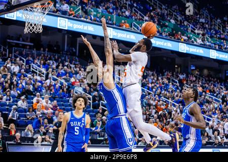 Greensboro, Caroline du Nord, États-Unis. 10th mars 2023. Lors de la ronde des demi-finales du tournoi de l'ACC masculin au Greensboro Coliseum à Greensboro, en Caroline du Nord. (Scott Kinser/Cal Sport Media). Crédit : csm/Alay Live News Banque D'Images