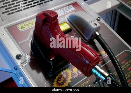 Paris, France - 16 février 2018 : gros plan sur un fusil d'un jeu de simulateur de tir dans une arcade. Banque D'Images
