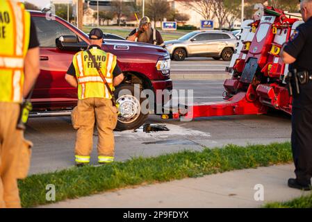 Une remorque qui se retournait à l'intersection de Preston Rd et de Plano Pkwy à Plano, au Texas, a causé des perturbations importantes à la circulation sur 10 mars 2023. Le Banque D'Images