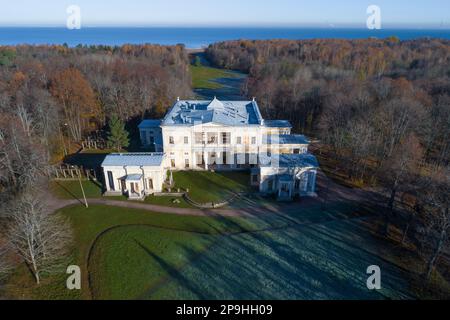 Vue sur l'ancien palais des ducs de Leuchtenberg dans le domaine de Sergievka, le matin ensoleillé d'octobre (photographie aérienne). Peterhof, Russie Banque D'Images
