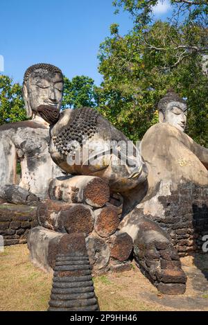 Tête de Bouddha inclinable en gros plan par temps ensoleillé. Les ruines de l'ancien temple bouddhiste Wat Phra Kaew. Kamphaeng Phet, Thaïlande Banque D'Images