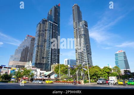 BANGKOK, THAÏLANDE - 01 JANVIER 2019 : bâtiments modernes en hauteur dans un paysage urbain, par beau temps Banque D'Images