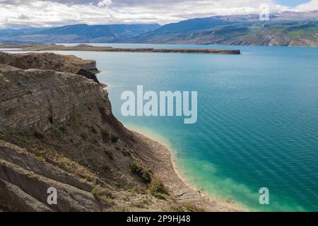 Sur la rive de montagne du réservoir de Chirkey, le jour de septembre. La République du Dagestan. Russie Banque D'Images