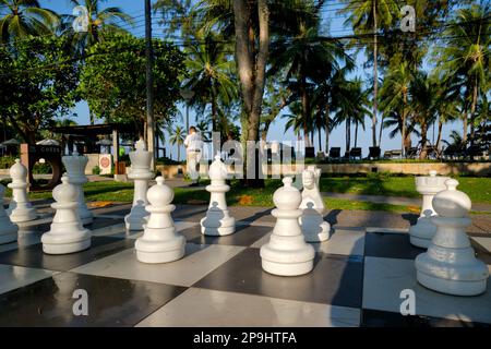 Grandes figures d'échecs blanches sur un plateau d'échecs géant installé en face de la plage exclusive Kata Noi Beach, Phuket, Thaïlande Banque D'Images
