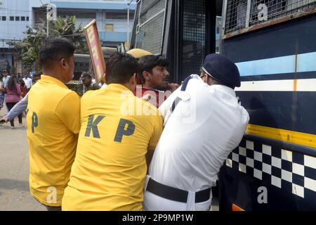 Kolkata, Inde. 10th mars 2023. Les militants de la Fédération étudiante de l'Inde (SFI) sont confrontés à la police lors d'une marche d'assemblée d'État pour protester contre la condition et la coruction lamentables du système d'éducation de l'État et pour exiger des vacances d'élections syndicales au collège et à l'université sur 10 mars 2023 à Kolkata, en Inde. (Credit image: © Saikat Paul/eyepix via ZUMA Press Wire) USAGE ÉDITORIAL SEULEMENT! Non destiné À un usage commercial ! Banque D'Images