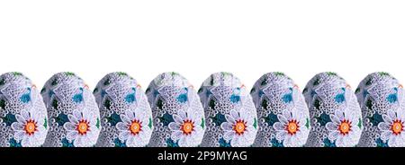 Beaucoup d'oeufs de Pâques identiques disposés au fond de la photo dans une composition unique. Banque D'Images