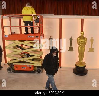 Los Angeles, États-Unis. 10th mars 2023. Les travailleurs préparent la finale aux Academy Awards 95th dans la section Hollywood de Los Angeles sur 10 mars 2023. Les gagnants des Oscars seront annoncés au cours d'une émission télévisée ABC sur 12 mars. Photo de Jim Ruymen/UPI crédit: UPI/Alay Live News Banque D'Images