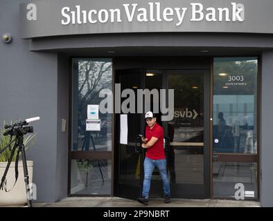 San Francisco, États-Unis. 10th mars 2023. Un livreur de repas sort du siège de la banque de la Silicon Valley (SVB) à Santa Clara, Californie, États-Unis, 10 mars 2023. SVB, la plus grande banque des États-Unis en 16th, a été fermée vendredi par des organismes de réglementation, selon les États-Unis Société fédérale d'assurance-dépôts. Credit: Li Jianguo/Xinhua/Alay Live News Banque D'Images