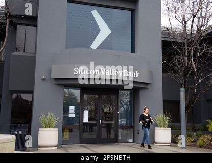 San Francisco, États-Unis. 10th mars 2023. Une femme quitte le siège de la Silicon Valley Bank (SVB) à Santa Clara, Californie, États-Unis, 10 mars 2023. SVB, la plus grande banque des États-Unis en 16th, a été fermée vendredi par des organismes de réglementation, selon les États-Unis Société fédérale d'assurance-dépôts. Credit: Li Jianguo/Xinhua/Alay Live News Banque D'Images