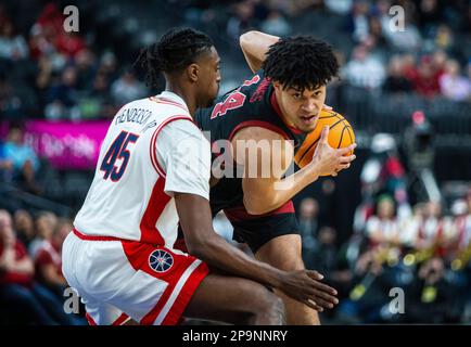 09 mars 2023 Las Vegas, Nevada, États-Unis Spencer Jones (14), un avant-goût de Stanford, a l'air de passer le ballon lors des quarts de finale du tournoi de basket-ball NCAA Pac 12 pour hommes entre Arizona Wildcats et les Stanford Cardinals. L'Arizona a battu Stanford 95-84 à T Mobile Arena Las Vegas, Nevada. Thurman James/CSM Banque D'Images